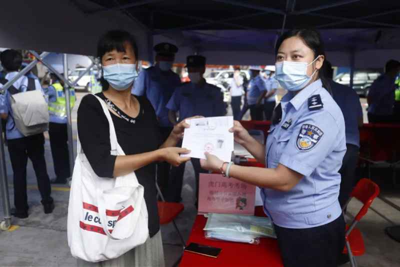 为激励读高中的儿子好好读书,东莞一位50岁的母亲两次参加高考