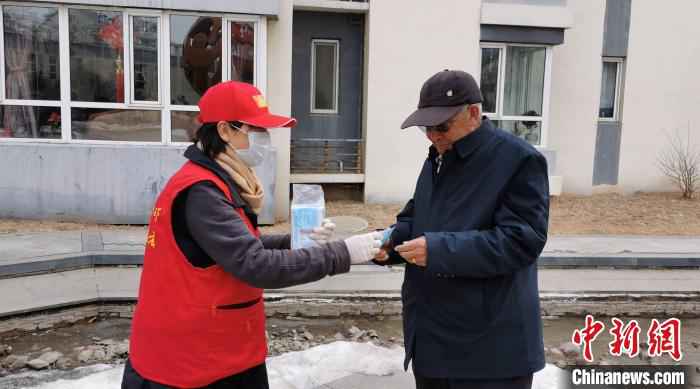 李悦为没带口罩的大爷送上口罩 张桂芹 摄 河北承德一社区女书记抗“疫”38天未休息:“吃点苦受点累不算啥!”