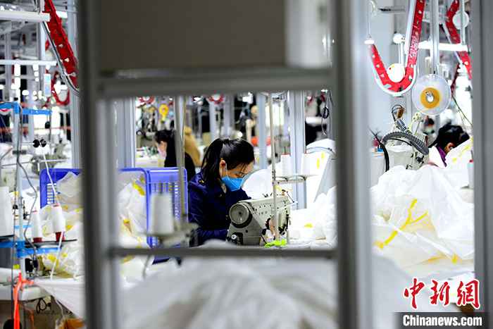 3月2日拍摄的福州一复工复产企业内景。据福建省卫生健康委员会通报，截至3月1日24时，福建省累计报告确诊病例296例，其中危重型1例、重型1例、死亡病例1例；累计治愈出院病例247例。目前，福建多地多措并举招用工。 /p中新社记者 王东明 摄