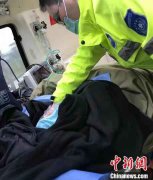 孕妇乘坐高铁羊水破裂 众人接力助其高铁站内顺