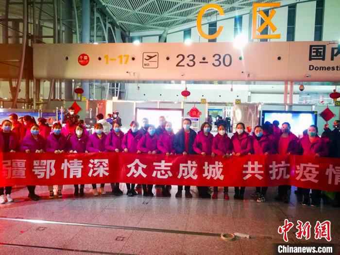 新疆第二批援鄂医疗队队员出发前在乌鲁木齐国际机场合影。 王小军 摄 新疆第二批援鄂医疗队、新疆兵团紧急医学救援队驰援湖北