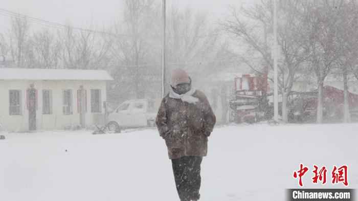 居民包裹严实。 孟瑞丽 摄 新疆北部降温降雪(图)