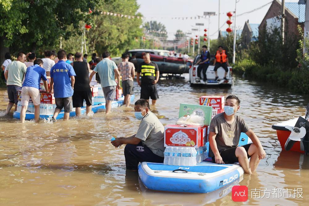 新乡水位下降,消防战士抢险救灾累得躺倒车旁