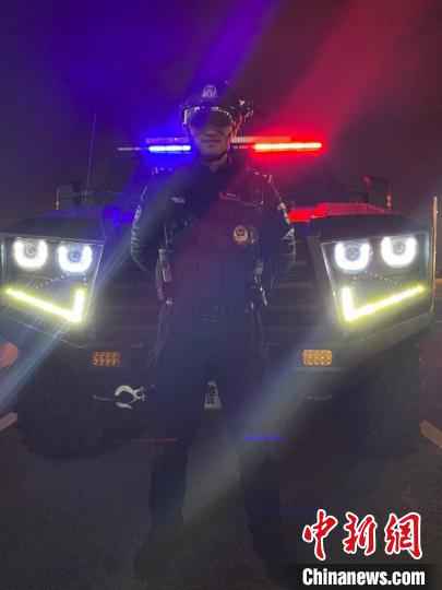 图为湖北省公安厅机场公安局民警佩戴智能头盔巡逻 龚轩 摄 武汉交通民航复行复航在即 警方多举措保安全畅通